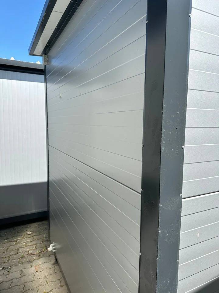 CONTENEDOR SANITARIO CON INODORO Y URINARIO