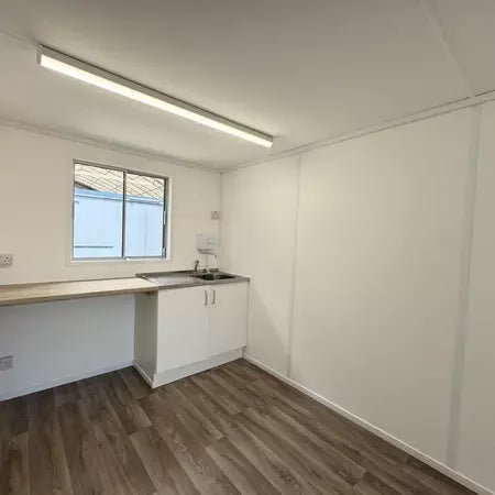 CONTENEDOR DE OFICINA 2,4 x 6,4 M CON BANO Y COCINA