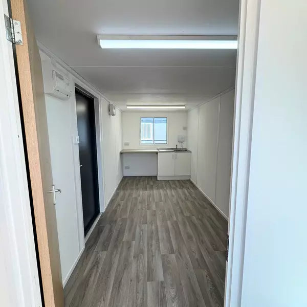 CONTENEDOR DE OFICINA 2,4 x 6,4 M CON BANO Y COCINA